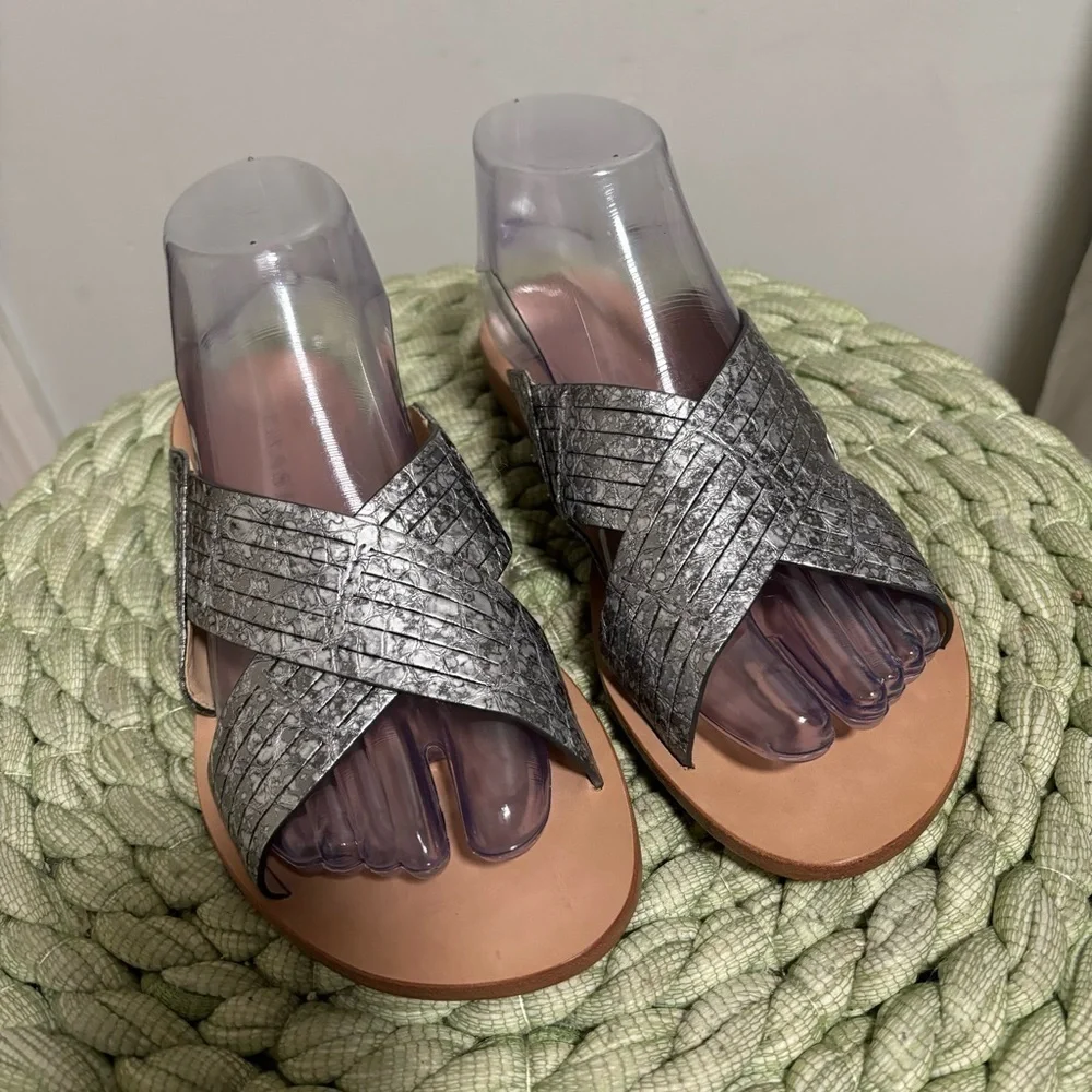 NEW Trask Hurricane Crossover Metallic Silver Leather Slip On Flat Sandals 7.5